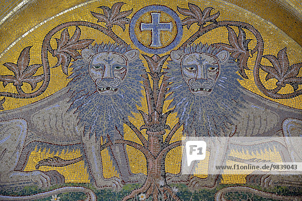 Wandmosaik zweier Löwen in der Tränenkapelle des Odilien-Klosters am Odilien-Berg  bei Ottrott  Département Bas-Rhin  Elsass  Frankreich  Europa