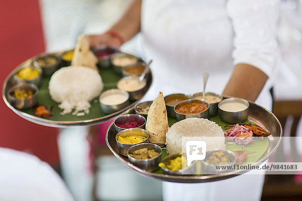 Koch mit zwei südindischen Thalis  Gourmet Restaurant Malabar Junction  Boutique Hotel Malabar House  Fort Kochi  Kerala  Indien  Asien