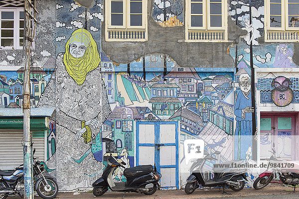 Graffitis auf einer Hauswand in Kochi  internationale Kunstausstellung zeitgenössischer Kunst Kochi-Muziris Biennale 2014  Kerala  Indien  Asien
