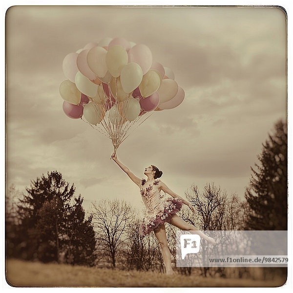 Junge Frau mit Luftballonen  retro