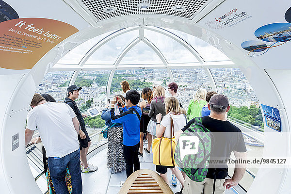 Touristen in einer Gondel am Riesenrad Millennium Wheel oder London Eye  London  England  Großbritannien  Europa