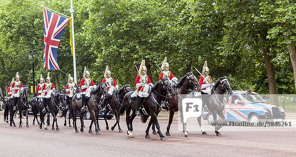Horse Guard Parade  Wachablösung  Wachwechsel der berittenen Garde auf dem Weg zum Buckingham Palace auf der Straße The Mall  London  England  Großbritannien  Europa