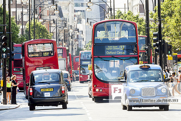 Doppeldeckerbusse und britische Taxis in der Oxford Street  London  England  Großbritannien  Europa