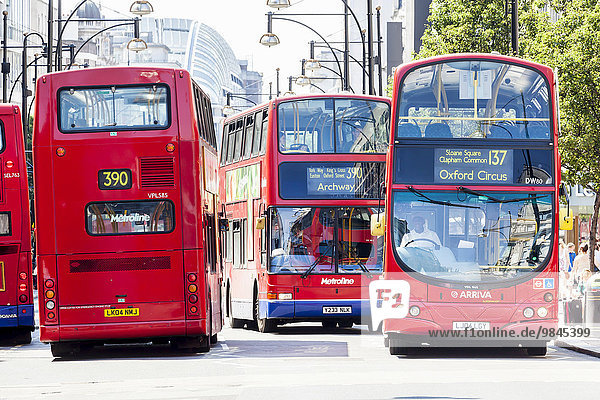 Doppeldeckerbusse in der Oxford Street,  London,  England,  Großbritannien,  Europa