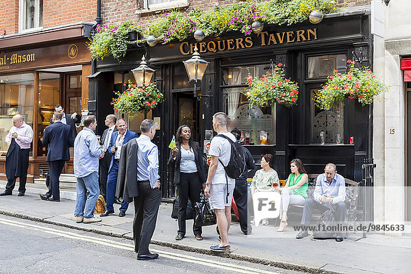 Visitors in front of a traditional pub  London  England  United Kingdom  Europe