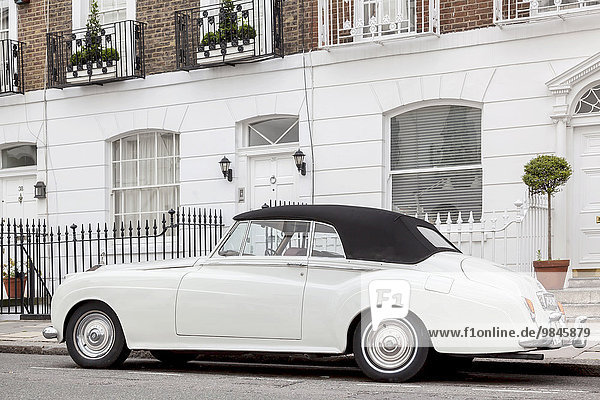 Ein Rolls Royce Silver Cloud steht vor einer Häuserzeile im Londoner Nobelviertel Knightsbridge  London  England  Großbritannien  Europa
