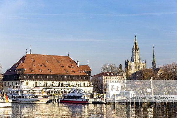Das historische Konzilgebäude am Hafen von Konstanz mit dem dahinterliegenden Münster  Altstadt  Konstanz  Baden-Württemberg  Deutschland  Europa