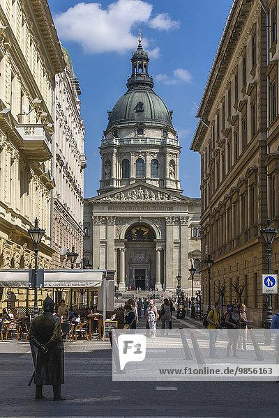 Ausblick durch Zrinyi utca zur Stephansbasilika  Pest  Budapest  Ungarn  Europa
