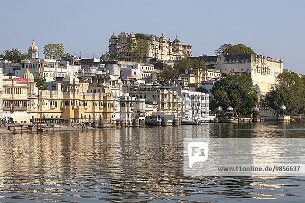Stadtpalast des Maharaja mit Altstadt am Pichola-See  Lake Pichola  Udaipur  Rajasthan  Indien  Asien