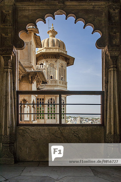Ausblick aus einem Fenster im Stadtpalast des Maharaja  Udaipur  Rajasthan  Indien  Asien