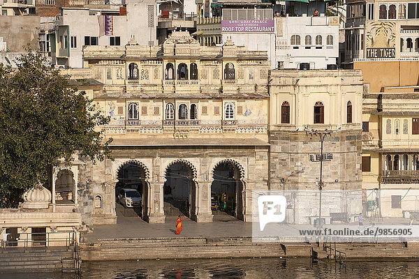 Tor Gangaur-Ghat am Pichola-See  Lake Pichola mit Altstadt  Udaipur  Rajasthan  Indien  Asien