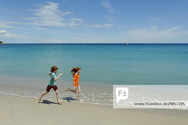 Kinder laufen am Strand von Favone  Ostküste  Korsika  Frankreich  Europa