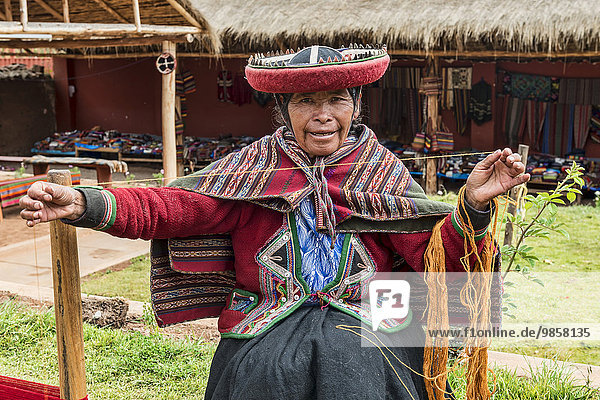 Indigenous woman spinning wool  Urubamba  Peru  South America
