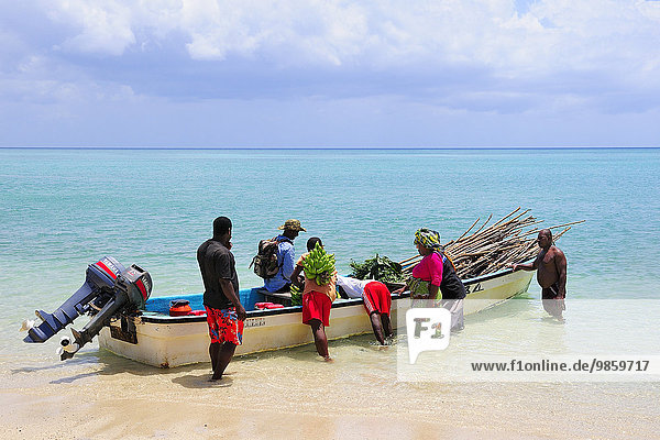 Boot wird beladen am Strand von Ilots Choizil  Mayotte  Afrika