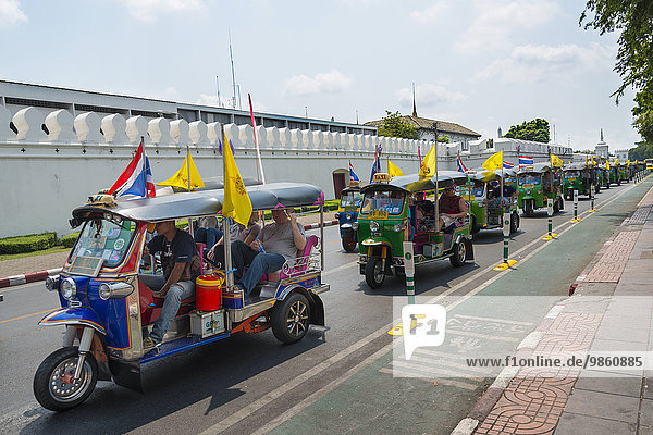 Tuk-Tuk-Taxi-Kolonne auf der Straße,  Bangkok,  Thailand,  Asien