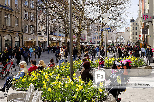 Fußgängerzone im Frühjahr  Neuhauser Straße  Altstadt  München  Oberbayern  Bayern  Deutschland  Europa