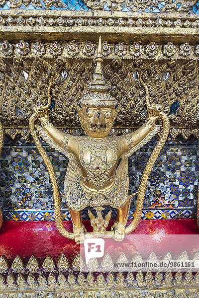 Vergoldete Garuda  vogelähnliche Fabelwesen  Wat Phra Kaeo Tempel  Königspalast  Bangkok  Zentralthailand  Thailand  Asien