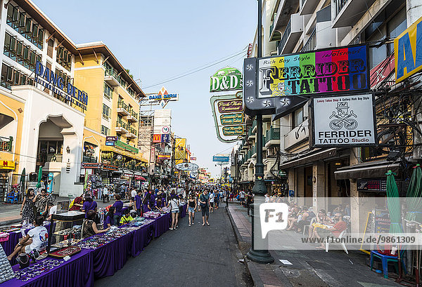 Stalls and tourists in Khao San Road  Krung Thep  Bangkok  Thailand  Asia