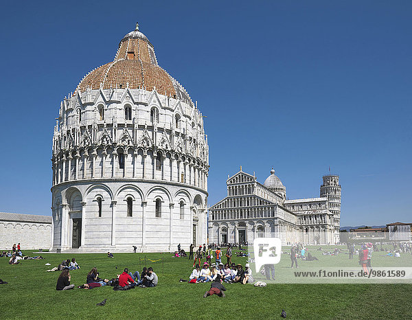 Das Baptisterium und der Dom von Pisa  hinten der Schiefe Turm  Pisa  Toskana  Italien  Europa
