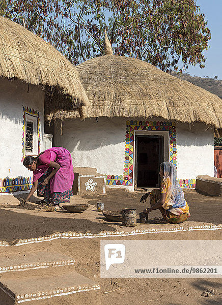 Traditionelle Meghwal Banni Stammeshäuser aus Gujarat  im Shilpgram Crafts Village bei Udaipur  Rajasthan  Indien  Asien