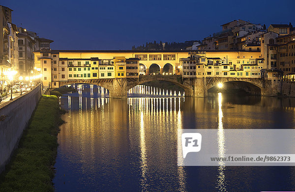 Ponte Vecchio  mittelalterliche Brücke über den Fluss Arno  UNESCO Weltkulturerbe  Florenz  Toskana  Italien  Europa