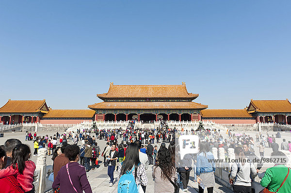 Viele Menschen  Tor der Höchsten Harmonie  Verbotene Stadt  Kaiserpalast  Peking  Volksrepublik China