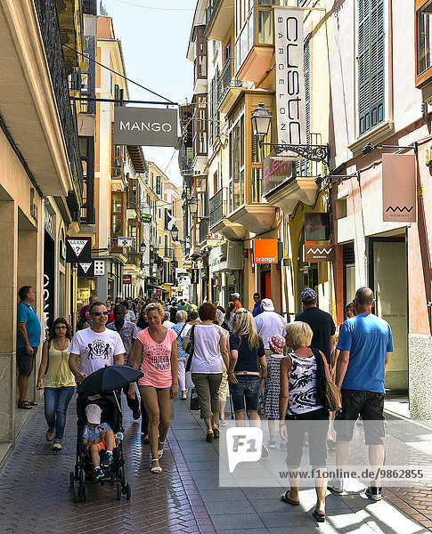 Altstadtgasse mit vielen Läden  Palma de Mallorca  Mallorca  Balearen  Spanien  Europa