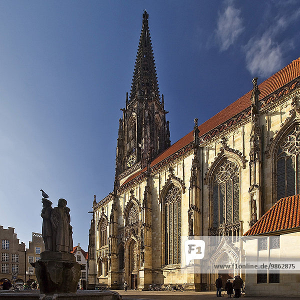 Lambertikirche mit Lambertibrunnen  Münster  Nordrhein-Westfalen  Deutschland  Europa