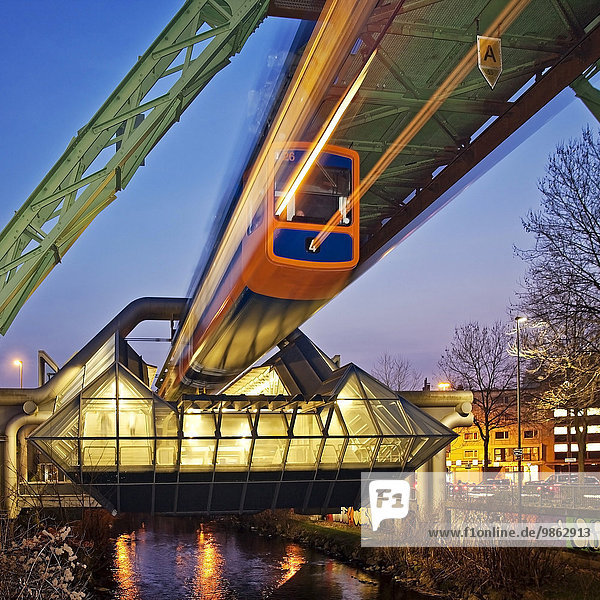 Fahrende Schwebebahn an der Station Ohligsmühle mit dem Fluss Wupper  Wuppertal  Nordrhein-Westfalen  Deutschland  Europa