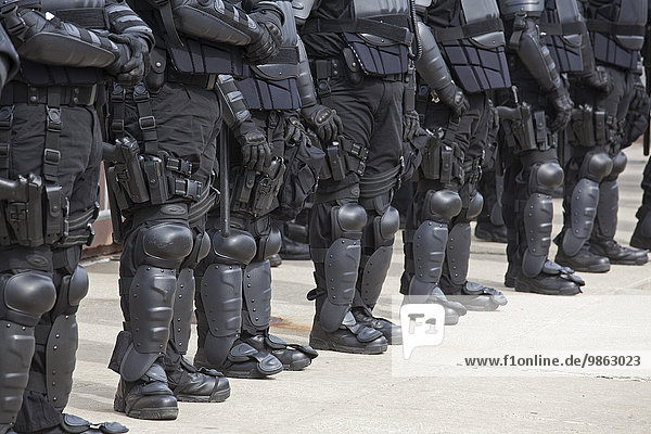 Polizei in Nahkampfausrüstung zum Schutz von Mitgliedern der neonazistischen Gruppe National Socialist Movement bei einer Kundgebung auf den Stufen des Regierungsgebäudes in Toledo Ohio USA Nordamerika