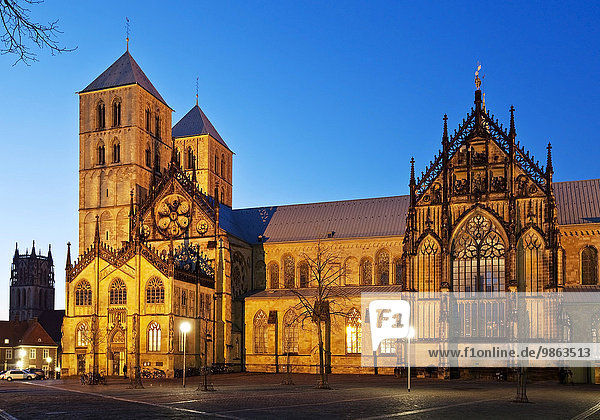St.-Paulus-Dom  links die Überwasserkirche  auch Liebfrauenkirche  Münster  Münsterland  Westfalen  Nordrhein-Westfalen  Deutschland  Europa