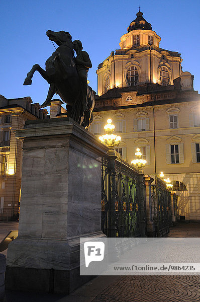 Europa Kirche Statue Geländer Platz Italien Piemont Turin