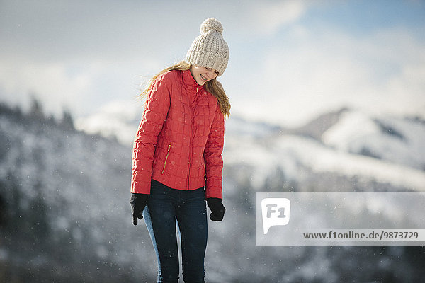 Außenaufnahme Winter Hut Mantel rot jung Strickkleidung Mädchen freie Natur