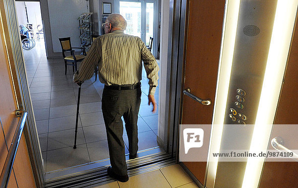 Altenheim Aufzugsanlage Mensch Senior Senioren bekommen