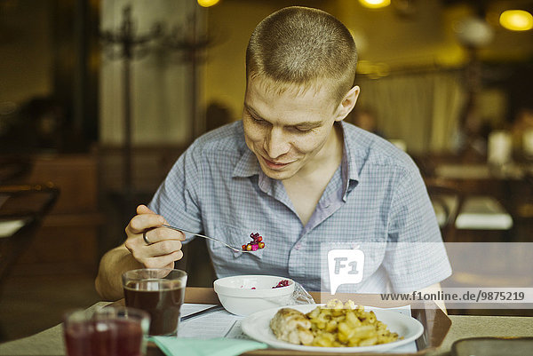 Europäer Mann essen essend isst Tisch Mittagessen