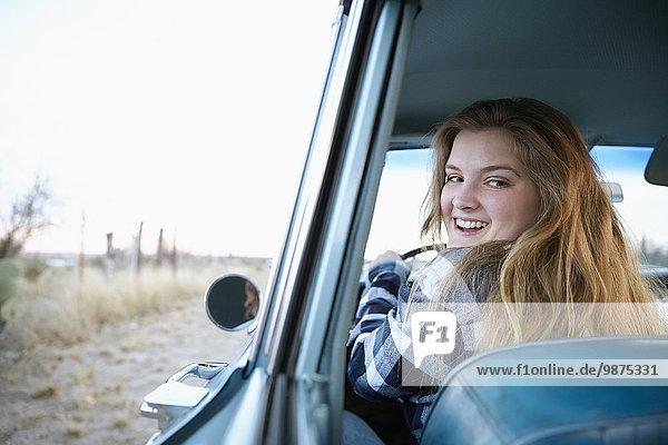 Frau lächeln Auto fahren Retro