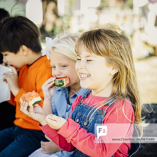 Außenaufnahme Europäer Wassermelone essen essend isst freie Natur