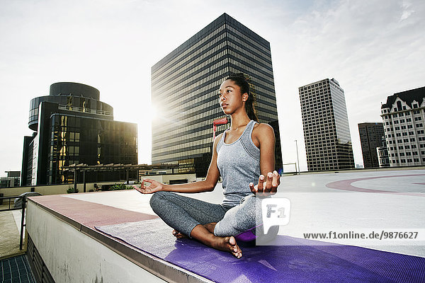 Dach Städtisches Motiv Städtische Motive Straßenszene Frau Meditation amerikanisch
