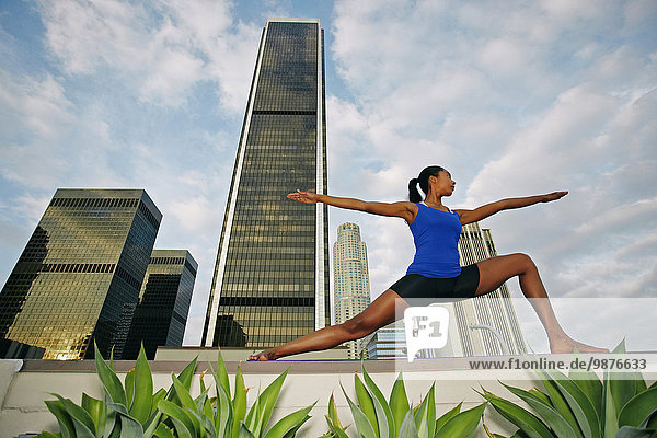 Dach Städtisches Motiv Städtische Motive Straßenszene Frau üben amerikanisch Yoga