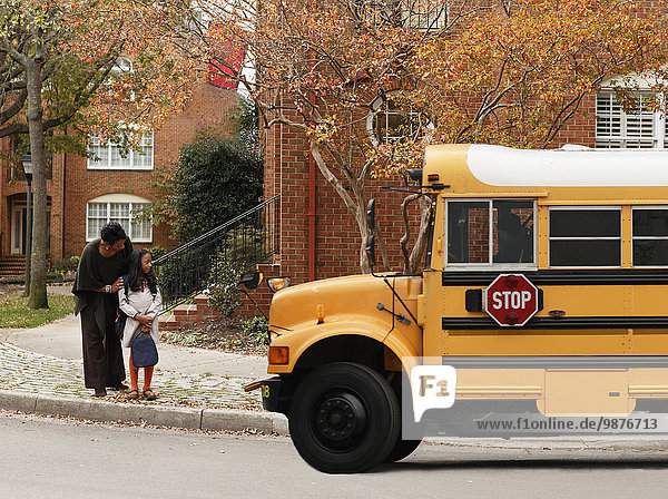 Frau warten amerikanisch Omnibus Schule (Einrichtung) Tochter