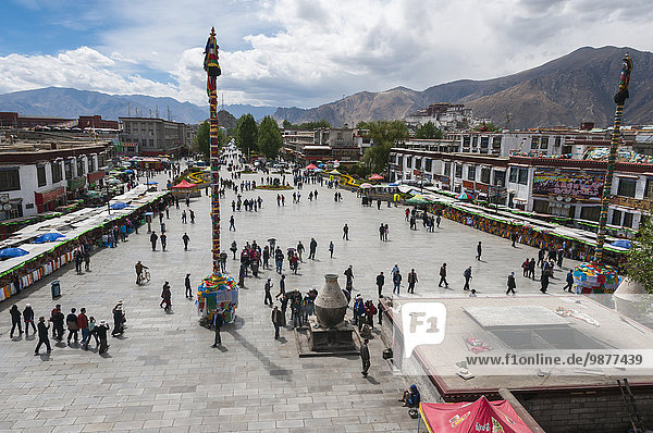 entfernt frontal Quadrat Quadrate quadratisch quadratisches quadratischer Palast Schloß Schlösser Potala Palast Jokhang Tempel Lhasa Tibet