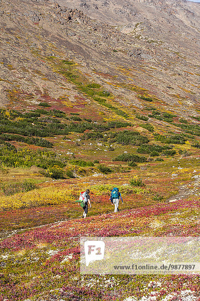 hoch oben Tag verstecken folgen See wandern Herbst 3 Süden Backpacker Alaska Ar