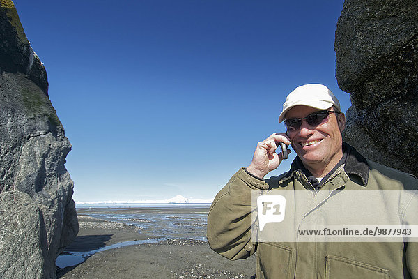 Handy Felsbrocken stehend benutzen Mann Anordnung groß großes großer große großen Kenai-Fjords-Nationalpark Kenai-Halbinsel