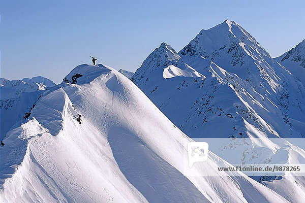 hoch oben Winter Ski Skifahrer tragen extrem wandern unbewohnte entlegene Gegend Süden Gebirgskamm Alaska