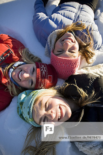 nahe liegend liegen liegt liegendes liegender liegende daliegen Frau lachen Close-up jung 3 Schnee
