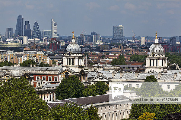 "Erhöhter Blick über die Stadt London und Old Royal Naval College von Greenwich Park; London  England