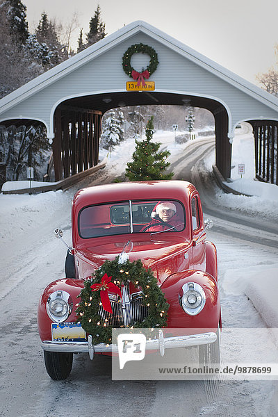 Winter Mann bedecken Baum fahren Retro Brücke Weihnachten Blumenkranz Kranz Kleinlastwagen Süden Grill Alaska Ford