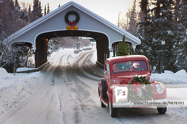 Winter Mann bedecken Baum fahren Retro Brücke Weihnachten Blumenkranz Kranz Kleinlastwagen Süden Grill Alaska Ford