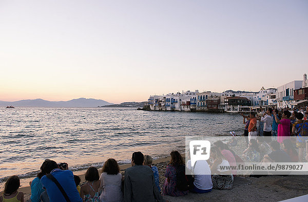 geselliges Beisammensein Sonnenuntergang klein Stadt Tourist vorwärts Zimmer Ufer Kykladen Griechische Inseln Mykonos Schiffswache