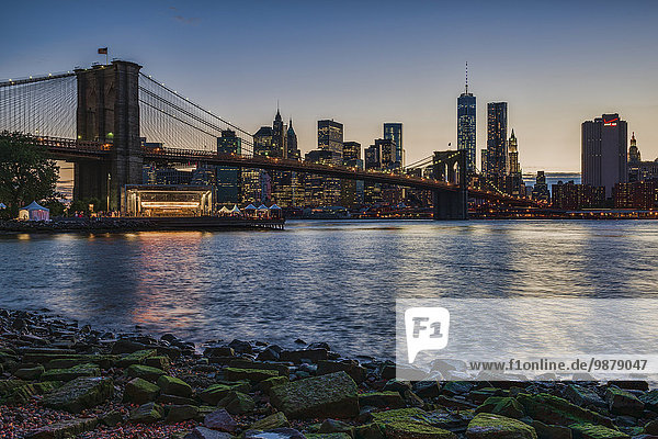 'Manhattan skyline at twilight with Brooklyn Bridge  Brooklyn Bridge Park  Brooklyn; New York City  New York  United States of America'